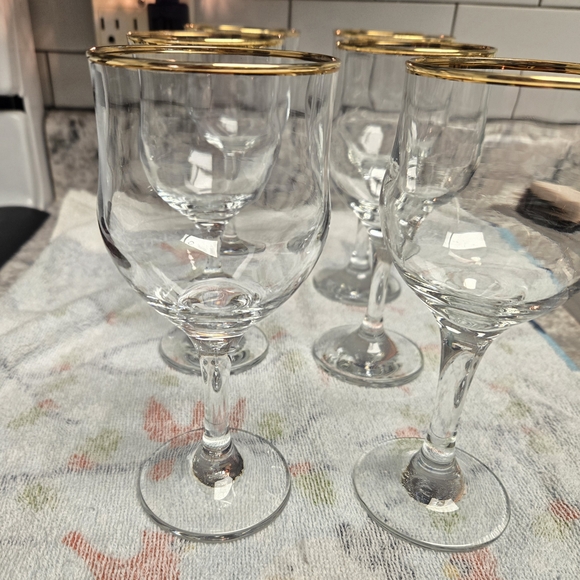 Elegant Gold-Rimmed Wine Glass Set - Picture 11 of 11